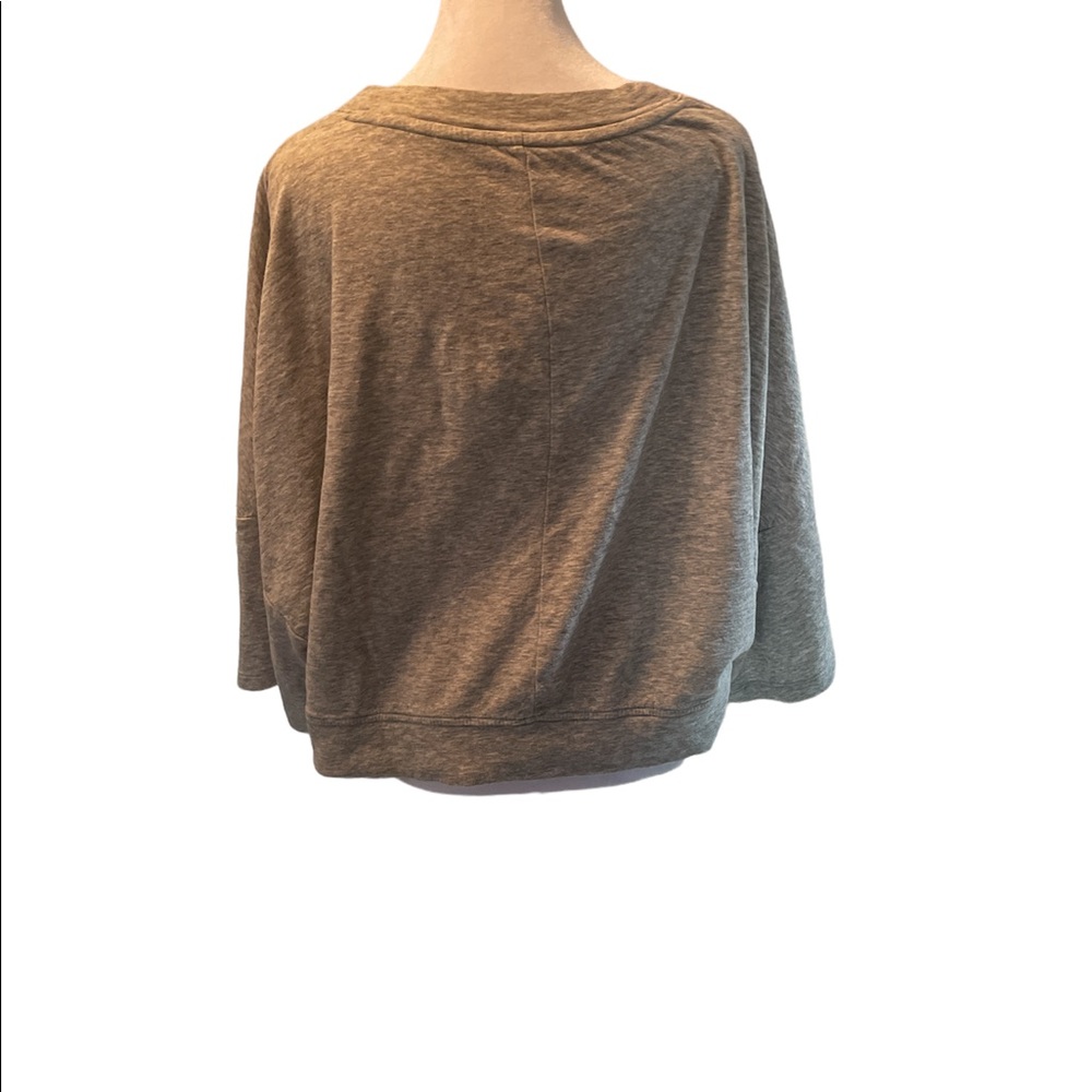 LOVE by Gap Gray 3/4” Sleeve Crop Soft Stretchy Sweatshirt Size Large - Picture 4 of 13